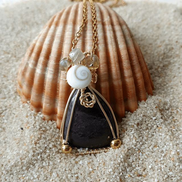 Pendentif avec Sugilite, oeil de Sainte-Lucie et chips de Labradorite 