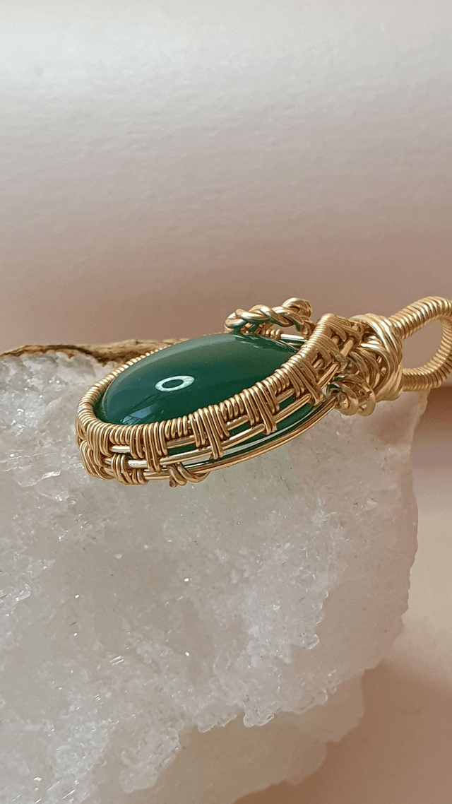 Cabochon ovale d'Aventurine verte monté en pendentif 