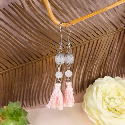 Boucles d'Oreilles EPONA avec Perles de Pierres Naturelles et Pompon en Coton