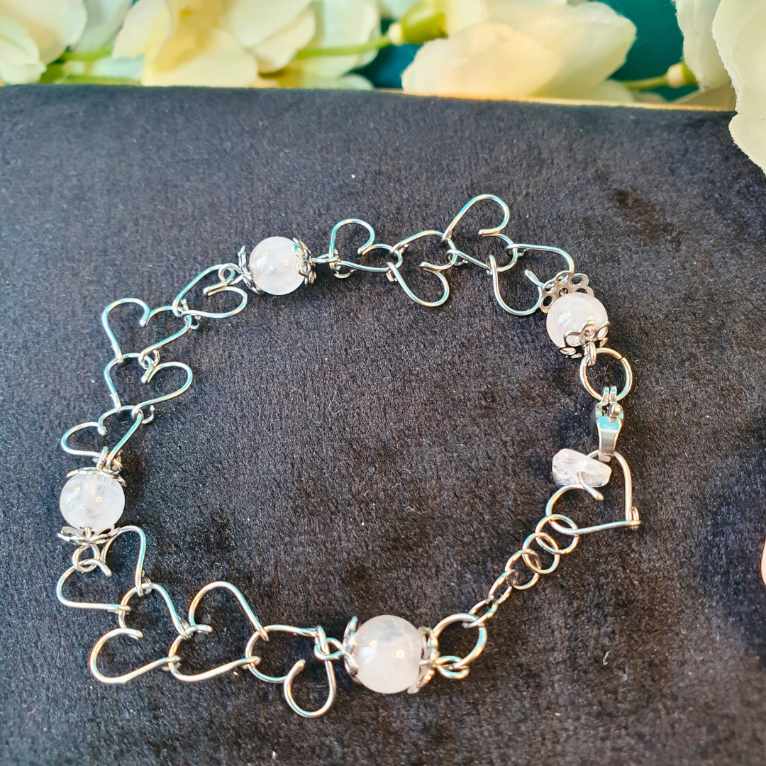 Bracelet AMORE en Acier Inoxydable avec Maille Petits Cœurs et Chaînette d'Extension en Quartz Rose : Élégance et Douceur